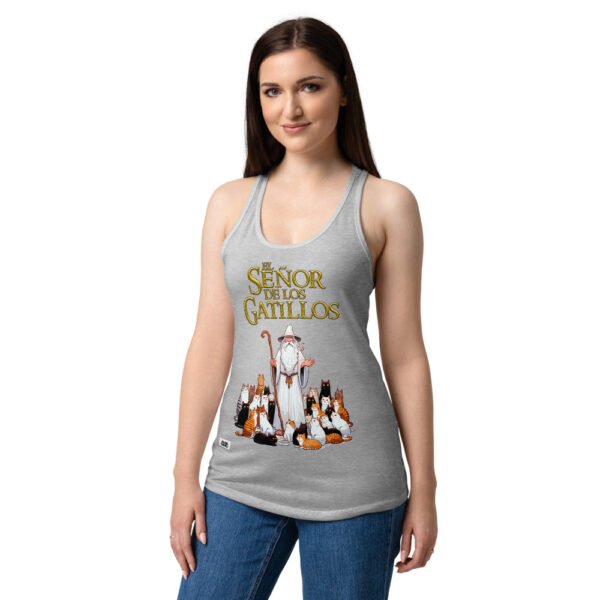 Camiseta de gatos para mujer EL SEÑOR DE LOS GATILLOS en color gris jaspeado, sobre modelo