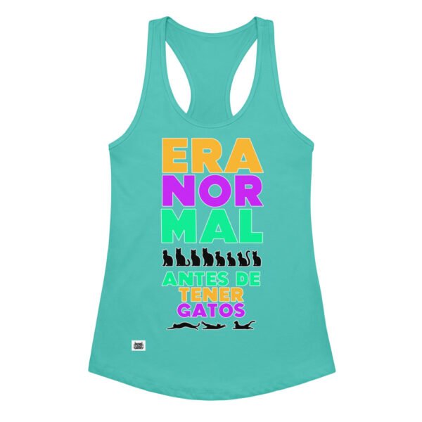 Camiseta de gatos para mujer ERA NORMAL ANTES DE TENER GATOS en color azul tahití, vista plana