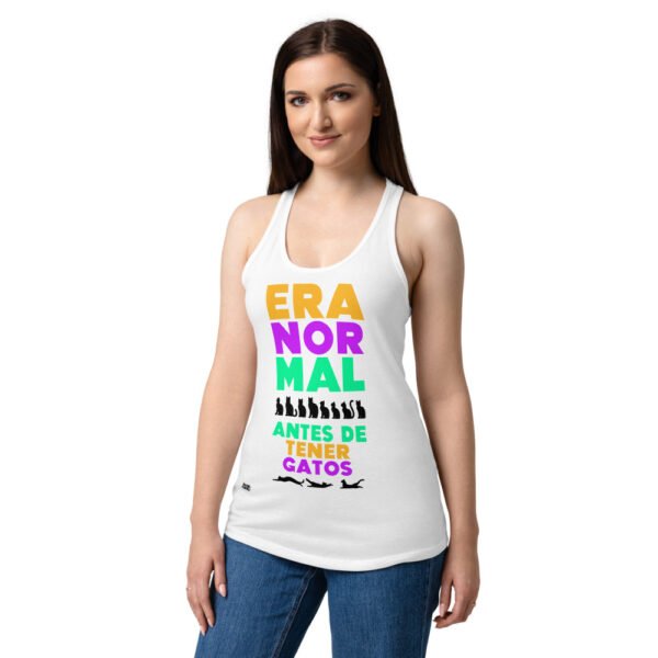 Camiseta de gatos para mujer ERA NORMAL ANTES DE TENER GATOS en color blanco, sobre modelo