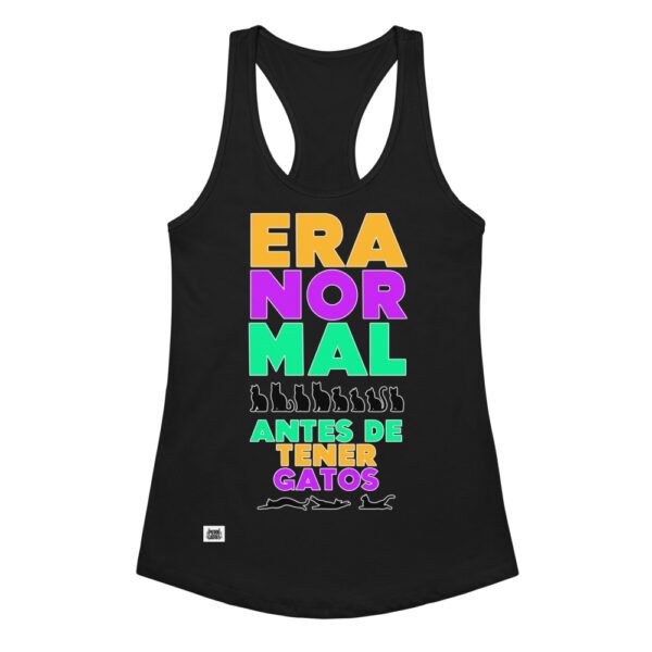 Camiseta de gatos para mujer ERA NORMAL ANTES DE TENER GATOS en color negro, vista plana
