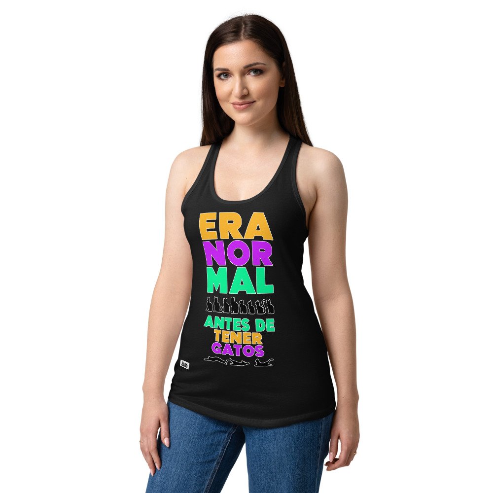 Camiseta de gatos para mujer ERA NORMAL ANTES DE TENER GATOS en color negro, sobre modelo