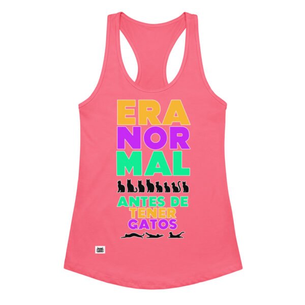 Camiseta de gatos para mujer ERA NORMAL ANTES DE TENER GATOS en color rosa eléctrico, vista plana