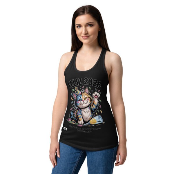 Camiseta de gatos para mujer FELIZ 2026, 365 NUEVAS OPORTUNIDADES DE CAGARLA en color negro, sobre modelo