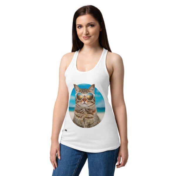 Camiseta de gatos para mujer GATO CON GAFAS DE SOL en color blanco, sobre modelo