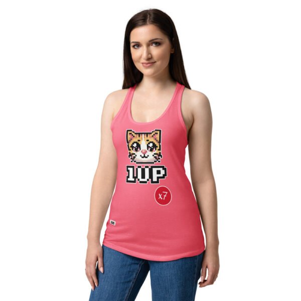 Camiseta de gatos para mujer 1UP X7 en color rosa eléctrico, sobre modelo