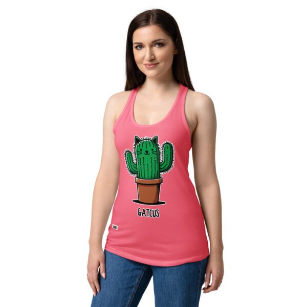 Camiseta de gatos para mujer GATCUS en color rosa eléctrico, sobre modelo