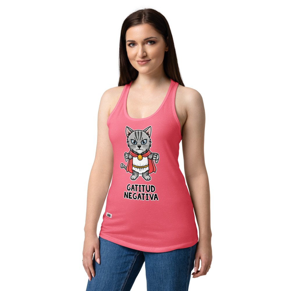 Camiseta de gatos para mujer GATITUD NEGATIVA en color rosa eléctrico, sobre modelo