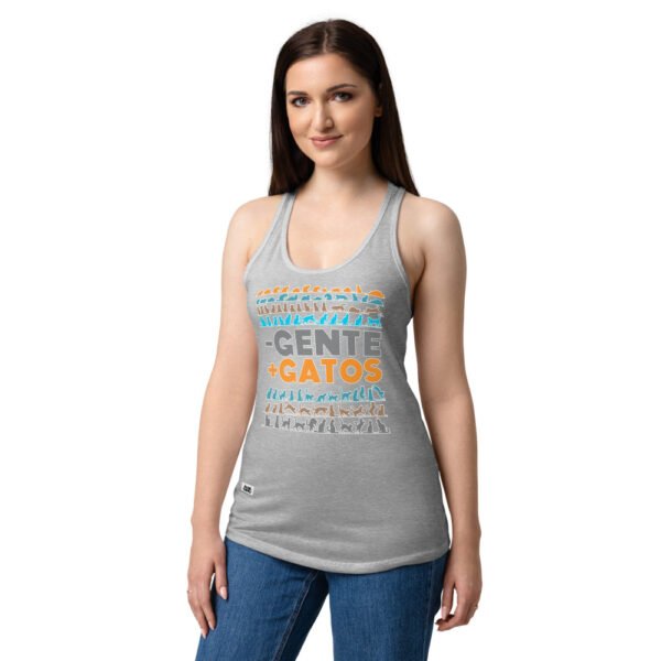 Camiseta de gatos para mujer MENOS GENTE, MÁS GATOS en color gris jaspeado, sobre modelo