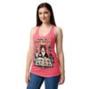 Camiseta de gatos para mujer GUÍA DE CONVIVENCIA en color rosa eléctrico, sobre modelo