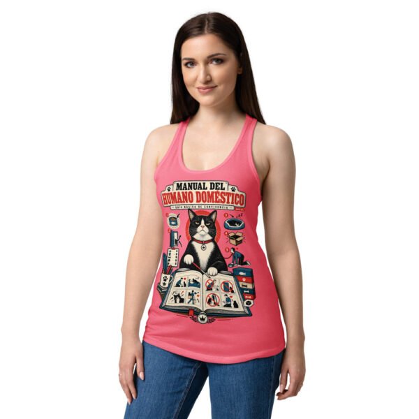 Camiseta de gatos para mujer GUÍA DE CONVIVENCIA en color rosa eléctrico, sobre modelo