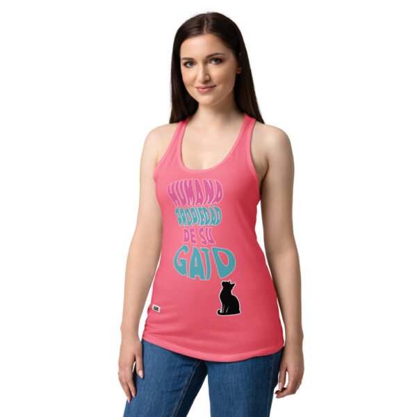 Camiseta de gatos para mujer HUMANA PROPIEDAD DE SU GATO en color rosa eléctrico, sobre modelo