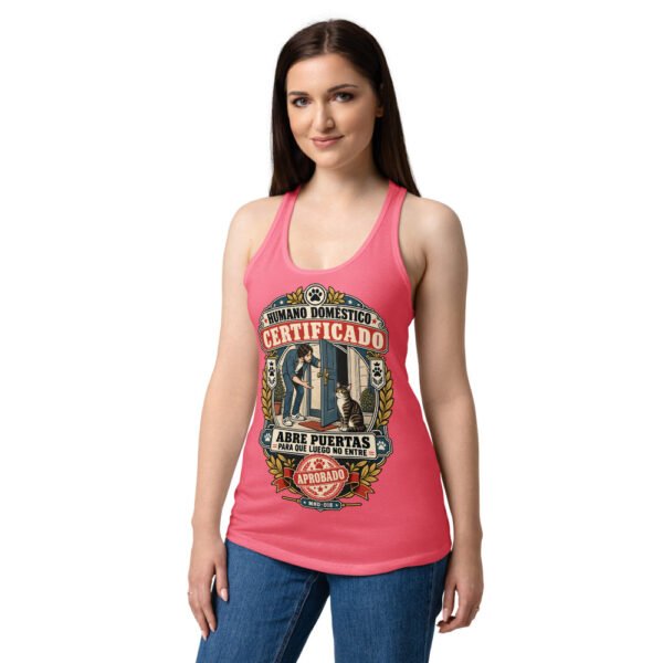 Camiseta de gatos para mujer HUMANO DOMÉSTICO CERTIFICADO en color rosa eléctrico, sobre modelo