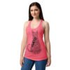 Camiseta de gatos para mujer GATO EN 40 IDIOMAS · MODELO A en color rosa eléctrico, sobre modelo