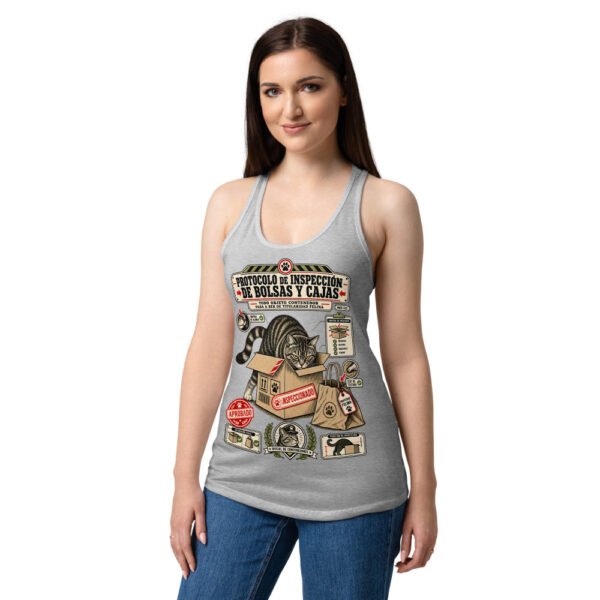 Camiseta de gatos para mujer INSPECCIÓN DE BOLSAS Y CAJAS en color gris jaspeado, sobre modelo