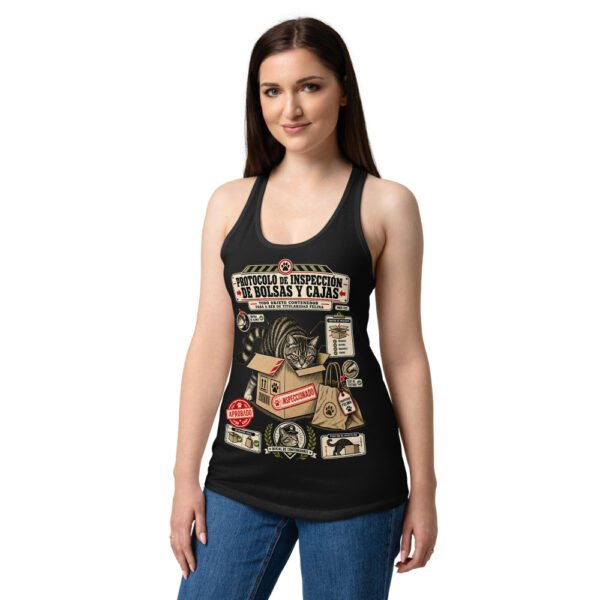 Camiseta de gatos para mujer INSPECCIÓN DE BOLSAS Y CAJAS en color negro, sobre modelo