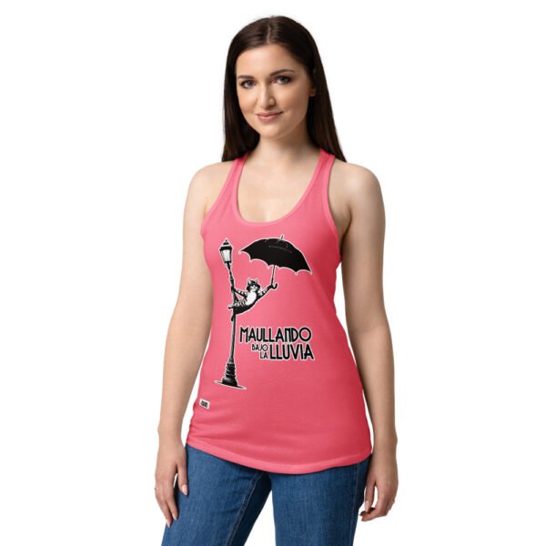 Camiseta de gatos para mujer MAULLANDO BAJO LA LLUVIA en color rosa eléctrico, sobre modelo