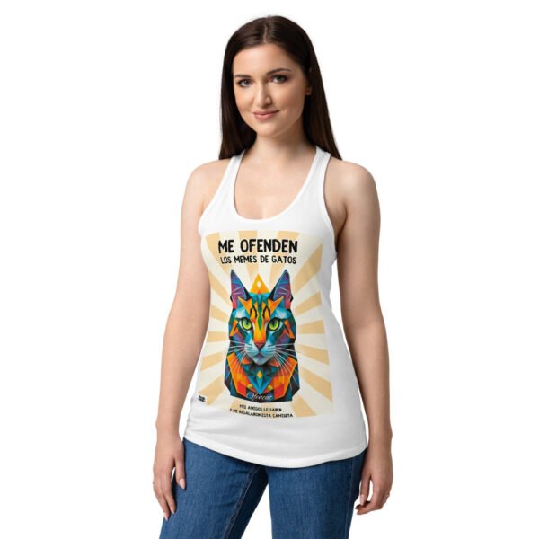 Camiseta de gatos para mujer ME OFENDEN LOS MEMES DE GATOS en color blanco, sobre modelo