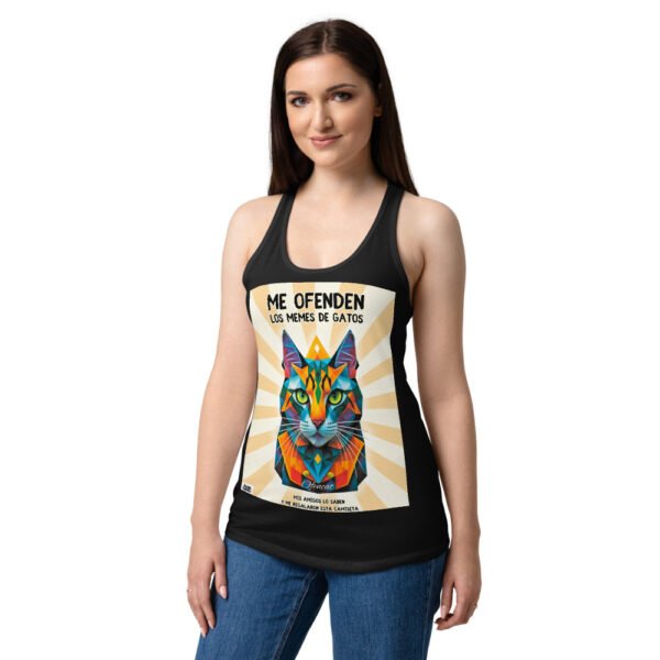 Camiseta de gatos para mujer ME OFENDEN LOS MEMES DE GATOS en color negro, sobre modelo
