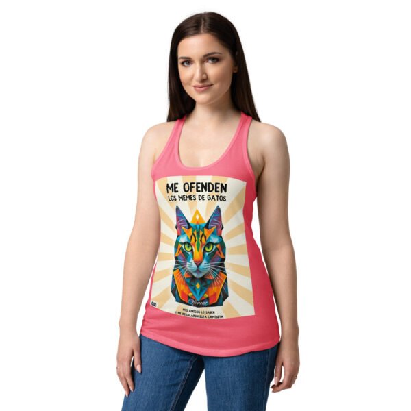 Camiseta de gatos para mujer ME OFENDEN LOS MEMES DE GATOS en color rosa eléctrico, sobre modelo