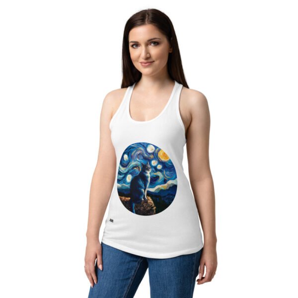 Camiseta de gatos para mujer GATO EN LA NOCHE ESTRELLADA en color blanco, sobre modelo