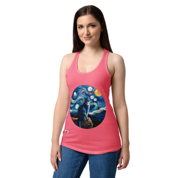 Camiseta de gatos para mujer GATO EN LA NOCHE ESTRELLADA en color rosa eléctrico, sobre modelo