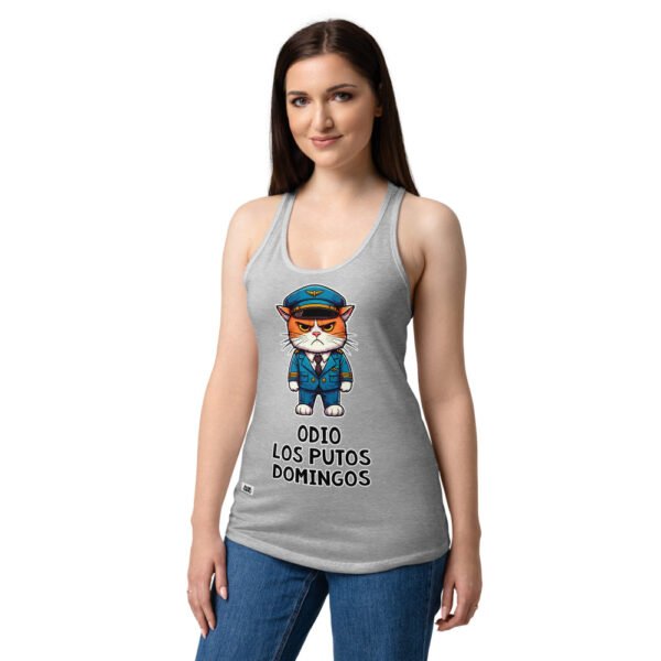 Camiseta de gatos para mujer ODIO LOS PUTOS DOMINGOS en color gris jaspeado, sobre modelo