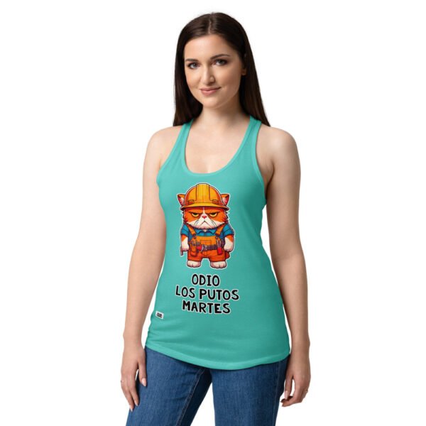 Camiseta de gatos para mujer ODIO LOS PUTOS MARTES en color azul tahití, sobre modelo