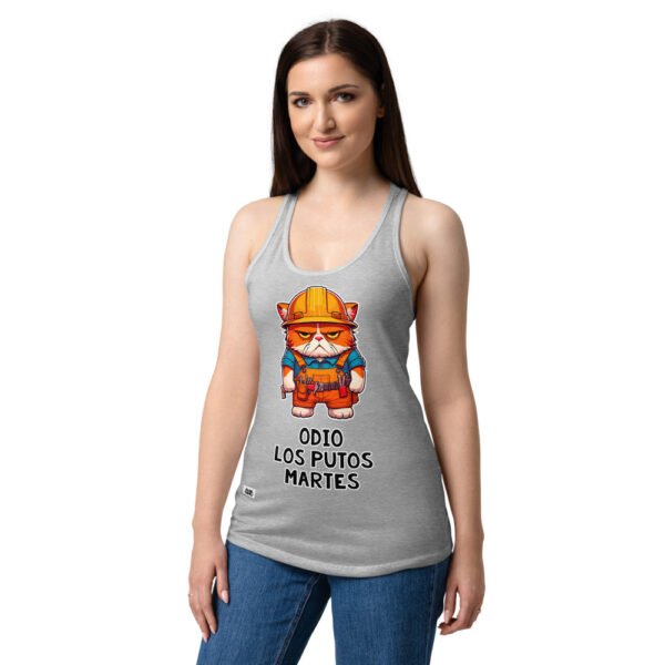Camiseta de gatos para mujer ODIO LOS PUTOS MARTES en color gris jaspeado, sobre modelo