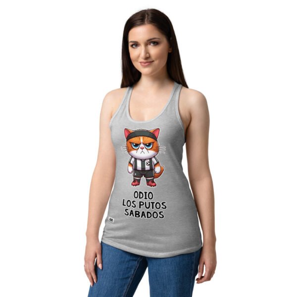 Camiseta de gatos para mujer ODIO LOS PUTOS SÁBADOS en color gris jaspeado, sobre modelo