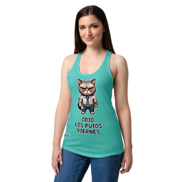 Camiseta de gatos para mujer ODIO LOS PUTOS VIERNES en color azul tahití, sobre modelo