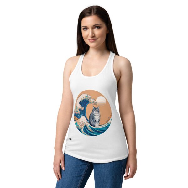 Camiseta de gatos para mujer GATO Y LA OLA JAPONESA en color blanco, sobre modelo
