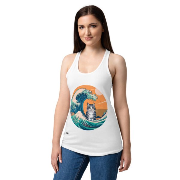 Camiseta de gatos para mujer GATITO Y LA OLA JAPONESA en color blanco, sobre modelo