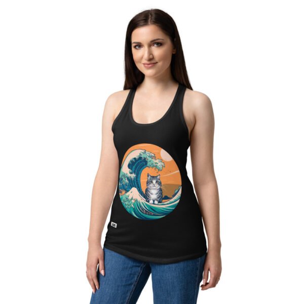 Camiseta de gatos para mujer GATITO Y LA OLA JAPONESA en color negro, sobre modelo