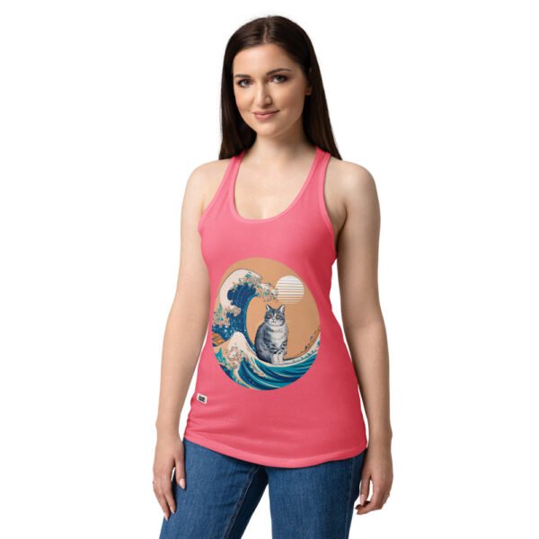 Camiseta de gatos para mujer GATO Y LA OLA JAPONESA en color rosa eléctrico, sobre modelo