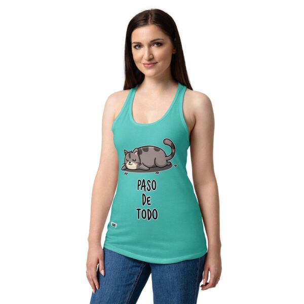 Camiseta de gatos para mujer PASO DE TODO en color azul tahití, sobre modelo