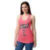 Camiseta de gatos para mujer PASO DE TODO en color rosa eléctrico, sobre modelo