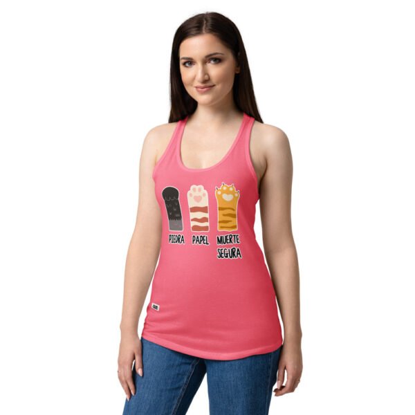 Camiseta de gatos para mujer PIEDRA, PAPEL, MUERTE SEGURA en color rosa eléctrico, sobre modelo