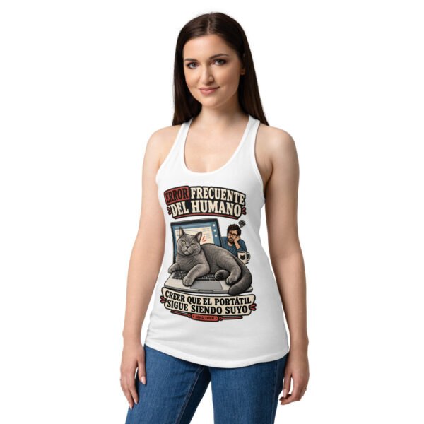 Camiseta de gatos para mujer EL PORTÁTIL YA NO ES TUYO en color blanco, sobre modelo