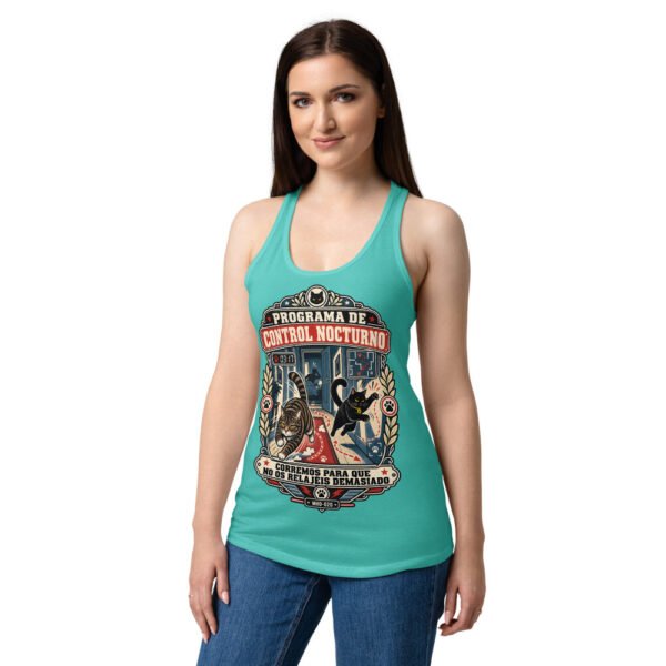 Camiseta de gatos para mujer PROGRAMA DE CONTROL NOCTURNO en color azul tahití, sobre modelo