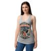 Camiseta de gatos para mujer PROGRAMA DE CONTROL NOCTURNO en color gris jaspeado, sobre modelo