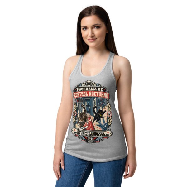 Camiseta de gatos para mujer PROGRAMA DE CONTROL NOCTURNO en color gris jaspeado, sobre modelo