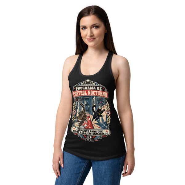 Camiseta de gatos para mujer PROGRAMA DE CONTROL NOCTURNO en color negro, sobre modelo