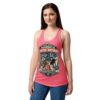 Camiseta de gatos para mujer PROGRAMA DE CONTROL NOCTURNO en color rosa eléctrico, sobre modelo