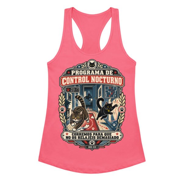 Camiseta de gatos para mujer PROGRAMA DE CONTROL NOCTURNO en color rosa eléctrico, vista plana