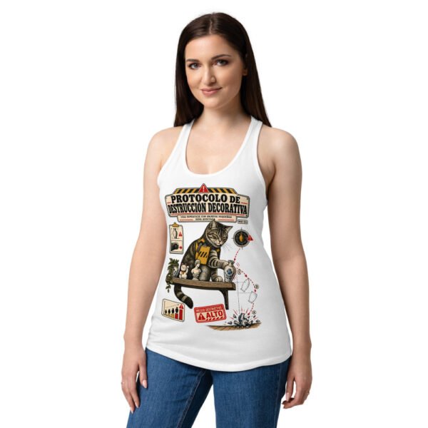 Camiseta de gatos para mujer PROTOCOLO DE DESTRUCCIÓN DECORATIVA en color blanco, sobre modelo