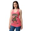 Camiseta de gatos para mujer PROTOCOLO DE DESTRUCCIÓN DECORATIVA en color rosa eléctrico, sobre modelo