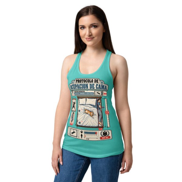 Camiseta de gatos para mujer PROTOCOLO DE OCUPACIÓN DE CAMA en color azul tahití, sobre modelo