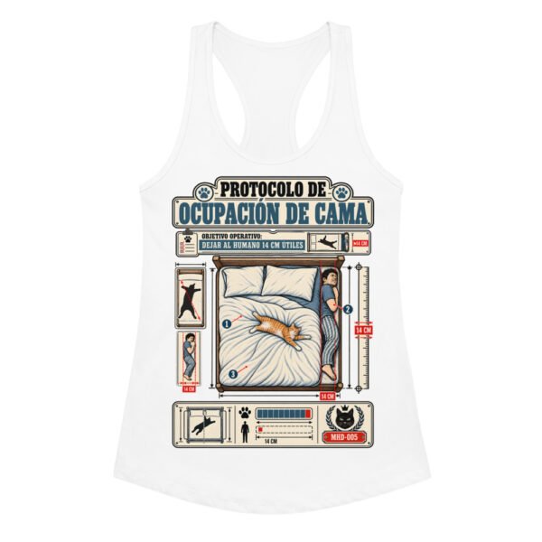 Camiseta de gatos para mujer PROTOCOLO DE OCUPACIÓN DE CAMA en color blanco, vista plana