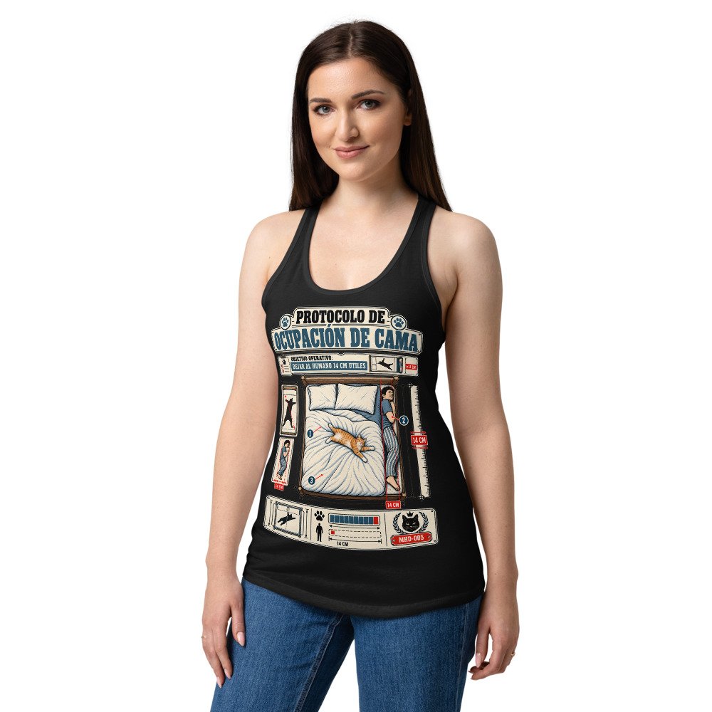 Camiseta de gatos para mujer PROTOCOLO DE OCUPACIÓN DE CAMA en color negro, sobre modelo