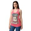 Camiseta de gatos para mujer PROTOCOLO DE OCUPACIÓN DE CAMA en color rosa eléctrico, sobre modelo